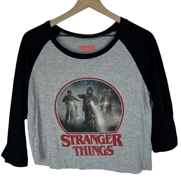 STRANGER THINGS Crop Top Graphic T Shirt Baseball Friends Don’t Lie Size Large - Picture 9 of 9